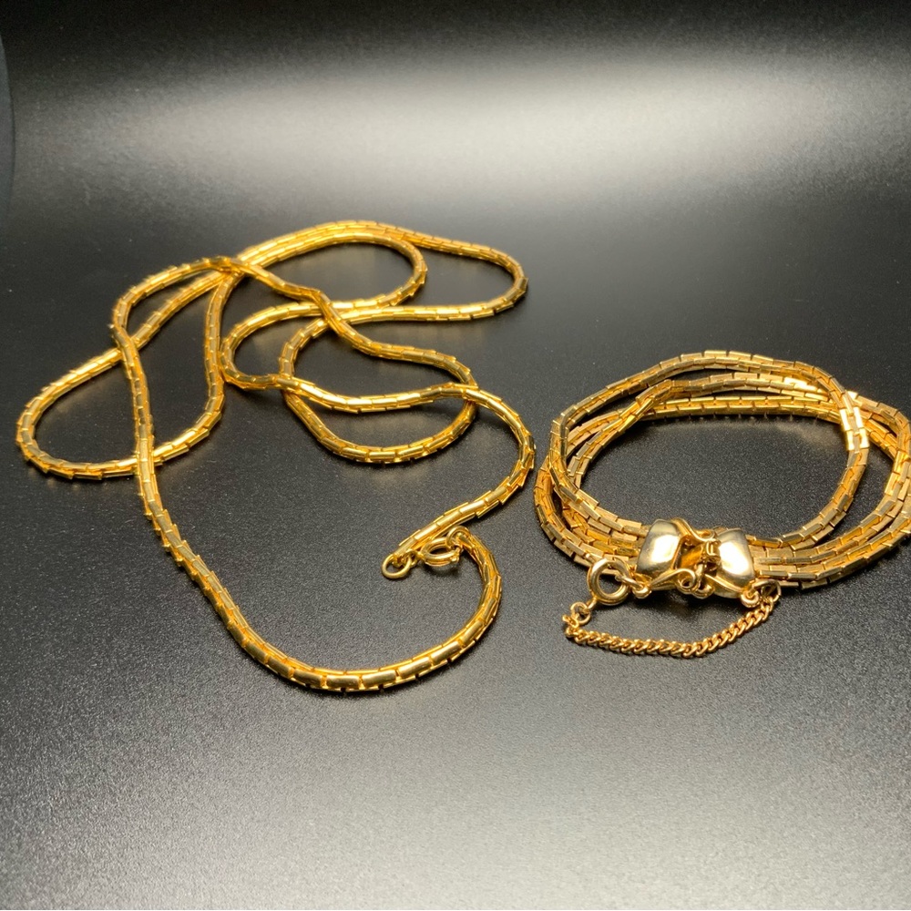 Beautiful 17 inch gold tone necklace and bracelet
